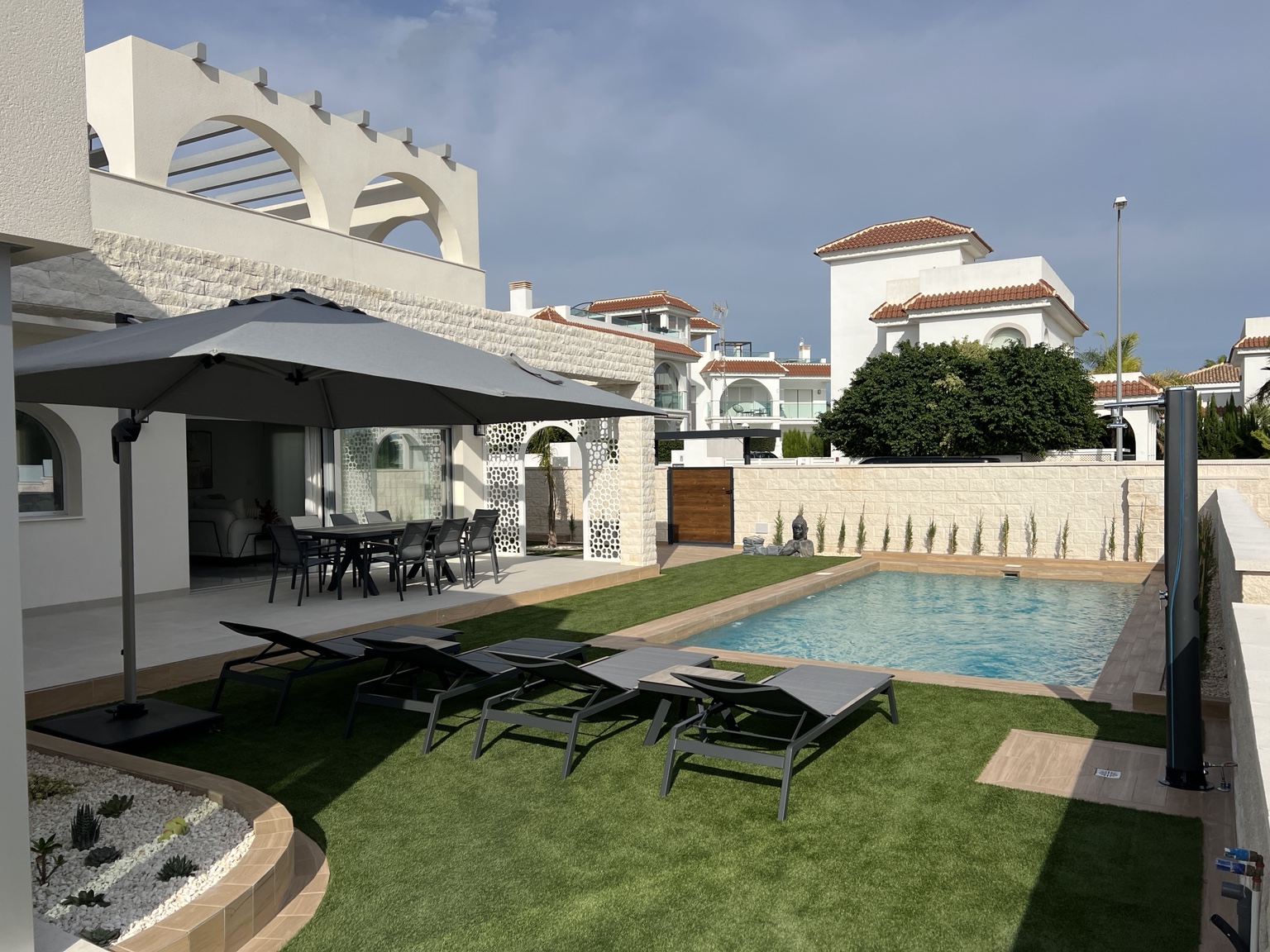 Casa Vista Salina pool terrace and dining area