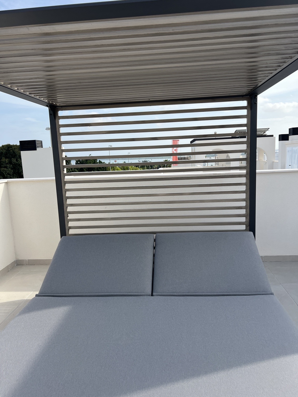 Casa Vista Salina garden, loungers and pool